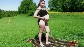 Pregnant Jessica Biel masturbates on the green