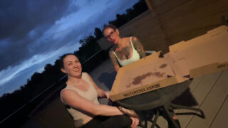 Татуйовану матусю з великою дупою трахає в дупу раком величезний член під час аматорського сексу втрьох, який закінчується спермою в роті