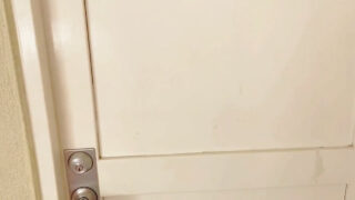 مقطع فيديو إباحي من منظور الشخص الأول بدون واقٍ، يُظهر قذفًا داخليًا لشباب مراهقين متحمسين يمارسون الجنس بعنف.