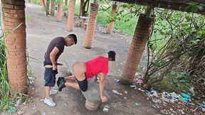 passei o dia dando meu cu neste banco de parque. 5 caras heteros fizeram fila para me comer e gozar no meu cu