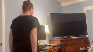 Une MILF américaine amatrice et sexy fait une fellation, monte à califourchon puis se fait sodomiser violemment.