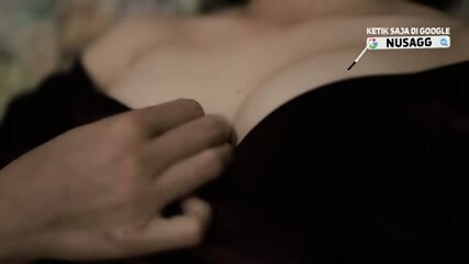 Duduk di sofa dengan sakit tenggorokan