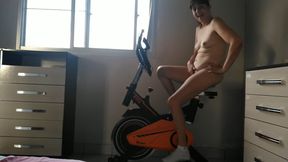 Amateur wife masturbates while exercising