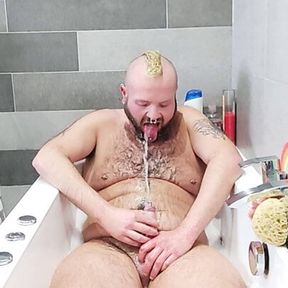 Cub self piss in bathtub