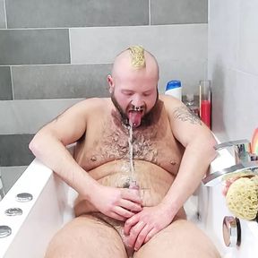 Cub self piss in bathtub