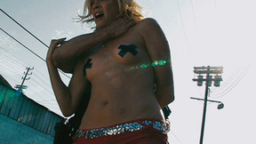 ”Amy Smart-ly loves taking off her clothes”