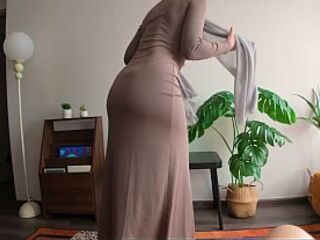 Step Mamma with large round booty unintentionally caught my morning boner
