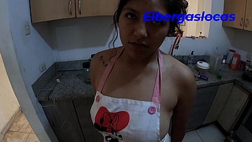 Follando a mi madrastra en la cocina, en una reunion familiar, ella se exito tanto al ver como cocinaba que quiso probar un poco del chef