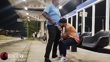 Motorista no ponto de ônibus fazendo pegação