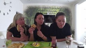 Girls are eating aFS