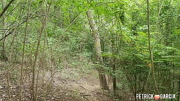 Subi a trilha e no caminho encontro um cafuçu na punheta não resistir e gozamos juntos