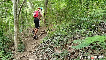 Subi a trilha e no caminho encontro um cafuçu na punheta não resistir e gozamos juntos