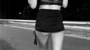 Desfilando pelas ruas &mdash;  minissaia micro &mdash;  mostrando tudo &mdash;  bunda &mdash;  buceta &mdash;  peito &mdash;  quase fomos pegos
