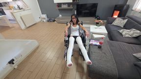 Seconda parte: Miss Annika con una brutta caduta , frattura tutte e due le gambe. Finisce in p.s. e viene ingessata con un doppio llc torna a casa e in sedia a rotelle la difficoltà è alta ma lei come sempre non demorde e si prepara per continu...
