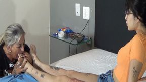 OLDER WOMAN LICKING FEET OF A BEUATIFUL YOUNG WOMAN FULL EDITION SOLES AND TOES