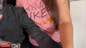 Esposa exuberante trepando com 2 caras na frente do marido corno