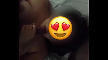 Rico sexo oral a pito grande y masturbaci&oacute_n a mojada vagina, &eacute_l se viene y le da su lechita en la boca