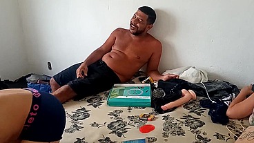 Sapatão Agatha Kent pensou que ia comer a Mandy May Mas acabou dando para Leo Ogro na frente de todo mundo