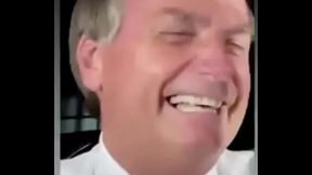 Bolsonaro debochando do virus roludo com o cabe&ccedil_a de pika atras