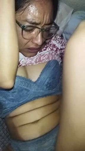 💦 Latina sweating full of milk on her body and vagina