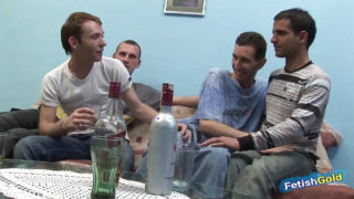 Những chàng trai trẻ bị hiếp dâm qua đường hậu môn không dùng bao cao su