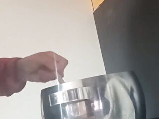 Moglie troia aggiunge sborra alla ricetta