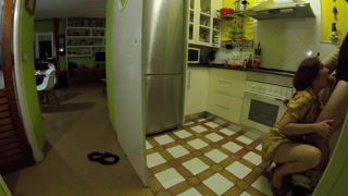 Pillada a mi amiga follando con un extraño en la cocina - Cherry lips