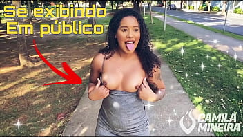 Novinha safada se exibindo EM P&Uacute_BLICO com um plug no cuzinho