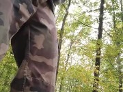 Branlette en forêt et éjac sur les feuilles