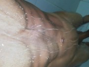cuerpo FITNESS mojado, primer plano, pov