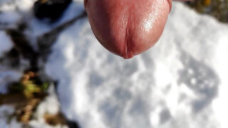 Close-up de um cara amador se masturbando com seu pênis grande e não circuncidado e gozando com força, com uma enorme ejaculação.