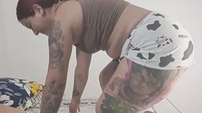WOW my ass is so heavy and my girl can hold it and fart with these wet, vibrant farts