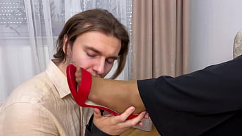 Horny Female Boss Pulls Down Pantyhose and Makes Employee Worship Her Pussy
