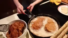 A Woman Satisfies Her Deep Throat While Cooking Dinner!