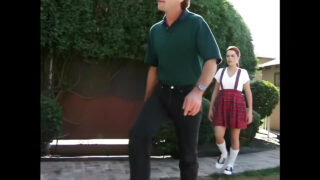 Die rothaarige Teenagerin Danielle Dynamite wird von Dave Hardman anal gefickt.