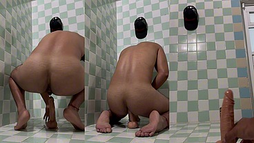 Metiéndome un rico dildo antes de entrar al Sauna