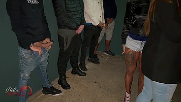 Marido leva a esposa pra foder com 4 caras dentro do posto BR - Dois cornos levam suas esposas pra foderem com varios caras no posto BR e todo mundo olhando