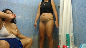 el mejor video de dos hermanastra meando una a la otra y siendo ambas orinadas por el marido terminando tomando una ducha lesbica juntas despues del trio