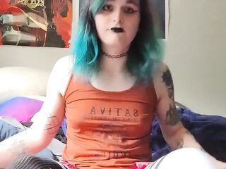 Gothic Vixen Destroys Her Gap for Your Entertainment