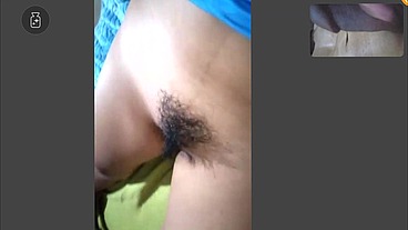 Estaba sola en casa y muy cachonda, tuve mi primera videollamada: Le muestro mi coño peludo a mi compadre para que se masturbe. ¿Te gusta?