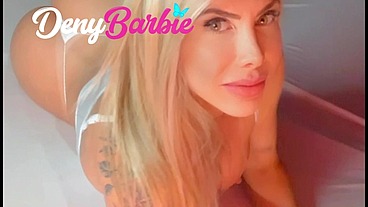 Deny a loira gostosa exibe sua bunda grande e transa gostoso.
