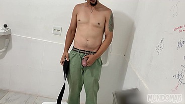 Dando pro sorveteiro no banheirão
