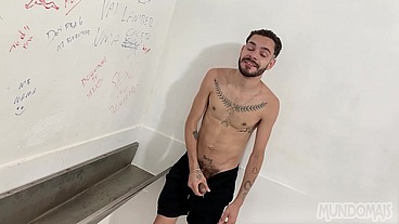 Dando pro sorveteiro no banheirão