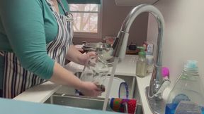 Sugargirlx2 Does Her Dishes While You Watch