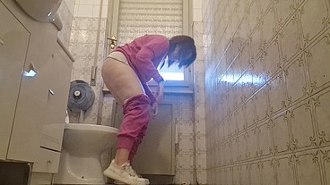 A beautiful pee in the public toilet big long pee 4K