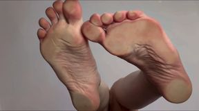 Im stepping on your screen with my feet
