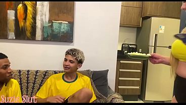 Madrasta Safada fode com amigo do seu Enteado durante jogo da copa