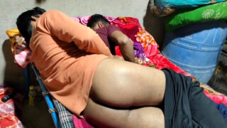 Namiętny pocałunek pary gejów ze studiów Desi prowadzi do analnego seksu z wielkim penisem i gorących fellatio