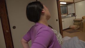 A180F12 My mother, whose hips are exposed, gets erect and goes berserk with my mother hurting her back, and my instinctively indulgent pleasure in a forbidden, lewd sex with my mother in a state of pleasure!