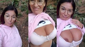 une petite video rapide excibe en foret pour vous dire mes fans que je suis ...